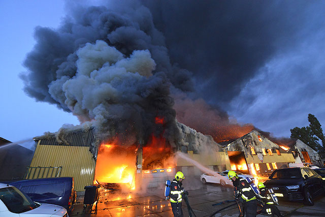 2017/172/20170828-06u25 GB 054 Zeer grote brand Raasdorperweg.jpg